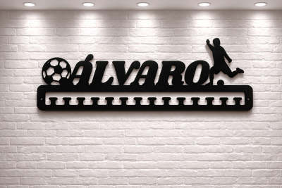 Moldura negra para medalhas com a palavra ALVARO e figuras de futebol