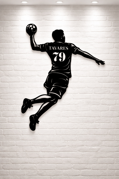 Silhueta preta de jogador de andebol a saltar com bola, camisola com nome TAVARES e número 79.