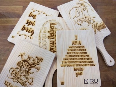 Tábuas de madeira clara gravadas com textos e desenhos decorativos em tons castanhos