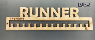 Suporte de madeira para pendurar medalhas com o nome Sérgio Rebelo e a palavra RUNNER
