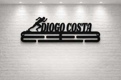 Prateleira mural em metal preto com corredor e nome DIOGO COSTA numa parede branca de tijolos