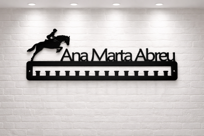 Cabide preto para medalhas com nome Ana Marta Abreu e figura de cavalo com cavaleiro