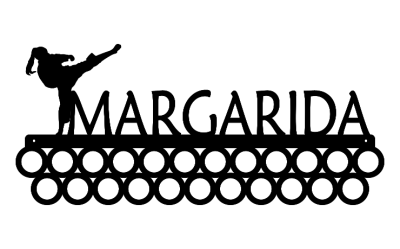 Suporte preto para medalhas com nome MARGARIDA e figura de mulher a pontapear