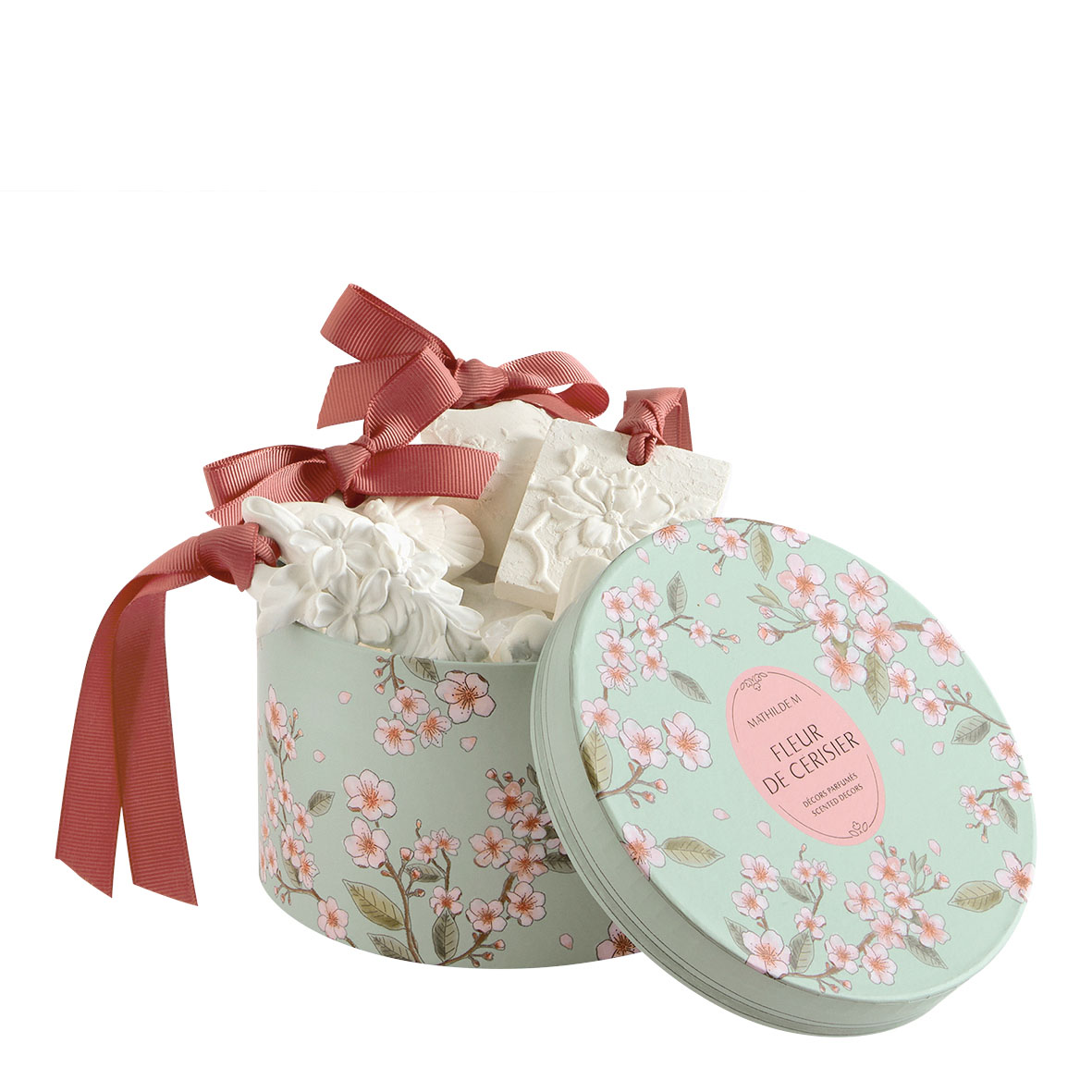 Caixa de Gessos Perfumados Mathilde M. - Fleur de Cerisier Caixa redonda azul clara com padrão floral e decoração com pendentes e laços cor-de-rosa