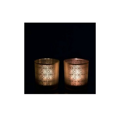 Dois castiçais de vidro com padrão geométrico iluminados por velas