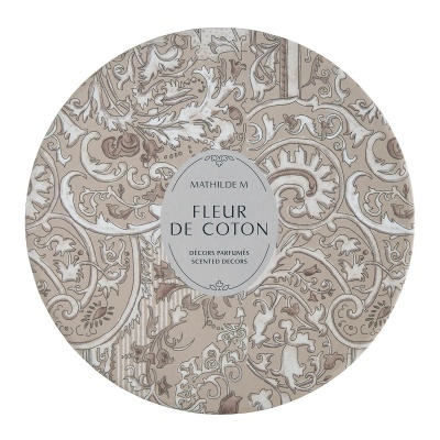 Embalagem circular decorada com padrão floral e arabesco em tons de bege e castanho com etiqueta central branca