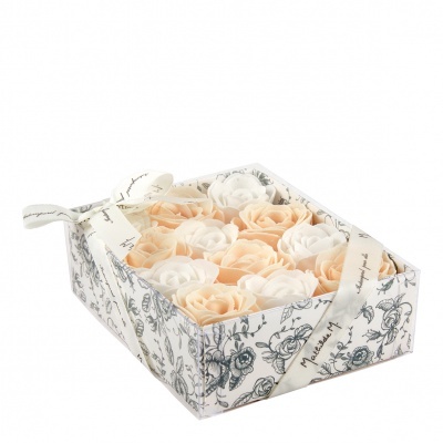 Caixa floral decorativa com flores creme e branco e fita NATURALS