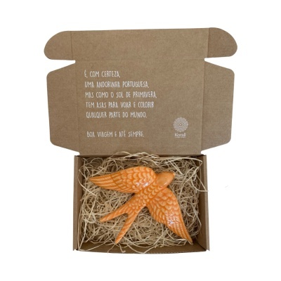 Caixa de cartão com andorinha cor-de-laranja em palha