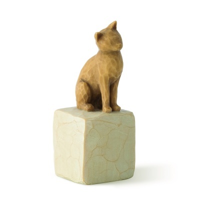 Figura decorativa de gato em madeira sentada numa base quadrada creme