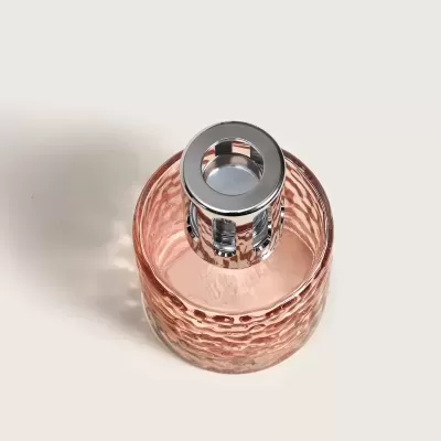 Difusor de aroma com frasco de vidro rosa texturizado e tampa prateada