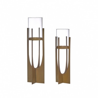 Castiçais altos metálicos dourados com copos de vidro transparentes