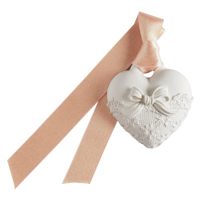 Ornamento em forma de coração branco com fita de cetim cor de rosa