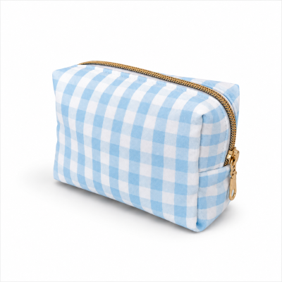Necessaire com padrão xadrez azul e branco e fecho dourado