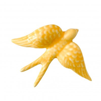 Escultura de pássaro amarelo brilhante com textura de escamas