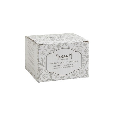 Caixa branca com padrão floral cinzento e rótulo com texto Mathilde M France Photophore Lithophanie