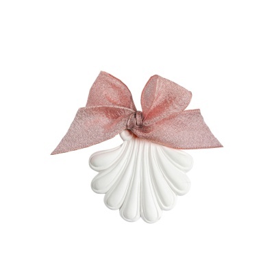 Ornamento decorativo em forma de concha com laço rosa