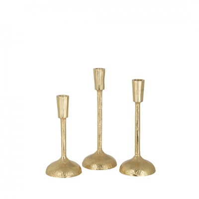 Três castiçais dourados de metal com textura irregular