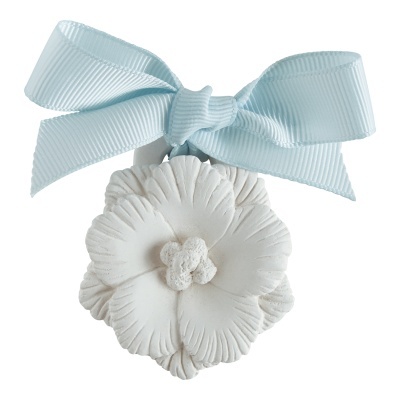 Flor decorativa branca com laço azul claro
