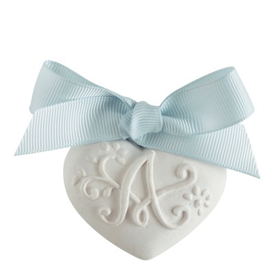 Coração branco de cerâmica com letra A e laço azul claro