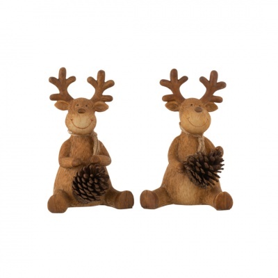 Duas estatuetas castanhas de rena segurando pinheiros secos