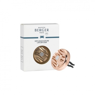 Difusor para carro Maison Berger Paris em metal dourado rosado com embalagem branca.