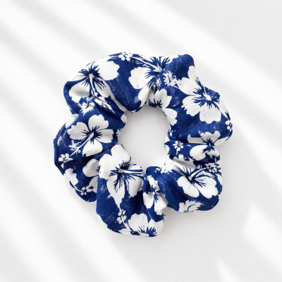 Elástico para cabelo scrunchie azul com flores brancas