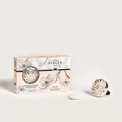 Difusor para carro 'Lulú Flora' em embalagem rosa com flores pretas e difusor metálico esférico