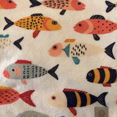 Pano com padrão de peixes coloridos e etiqueta Korall.