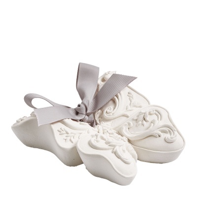 Três sachês decorativos brancos em forma de coração com relevos e fita cinza