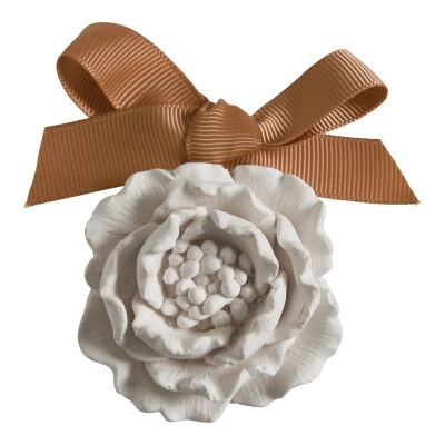 Flor decorativa branca com laço castanho