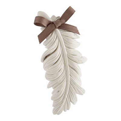 Figura decorativa em forma de pena branca com laço castanho