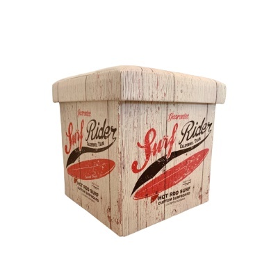 Caixa cúbica de tecido com padrão de madeira envelhecida e imagem vintage de prancha de surf