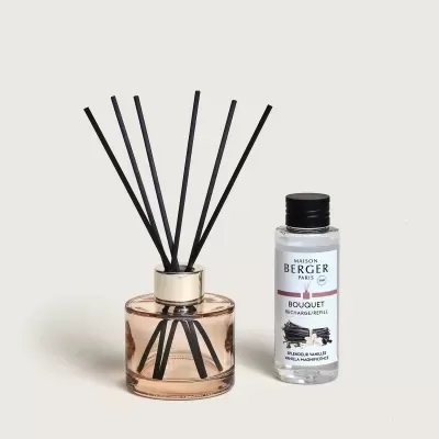 Difusor de aromas em vidro cor de rosa com pauzinhos pretos e frasco de recarga Maison Berger Paris