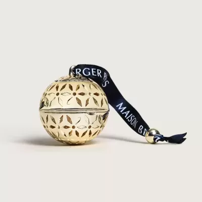 Bola decorativa dourada com recortes e fita preta com texto branco