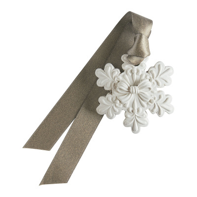 Ornamento de floco de neve branco com fita cinza prateada