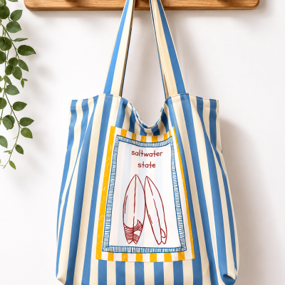 Saco riscado azul e branco com bolso ilustrado e texto saltwater state