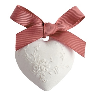 Pendente coração branco com textura floral e laço de fita rosa