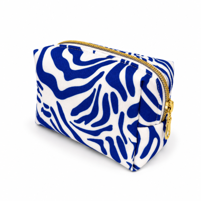 Necessaire em tecido branco com padrão azul e fecho dourado