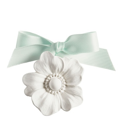 Prendedor em forma de flor branca com laço azul claro