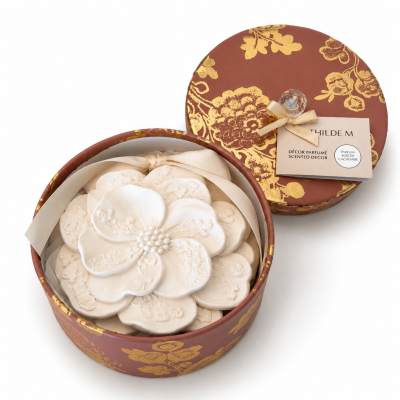 Caixa redonda decorativa com flores brancas perfumadas Mathilde M