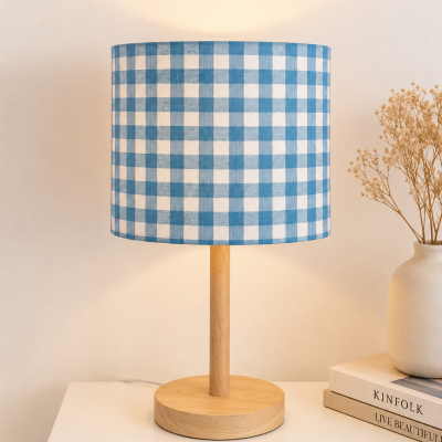 Candeeiro de mesa com padrão xadrez azul e branco em cima de mesa branca