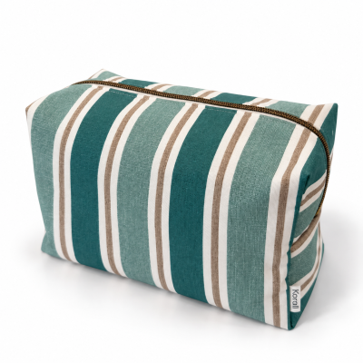 Necessaire às riscas verde, branco e bege com fecho metálico e etiqueta Korall.