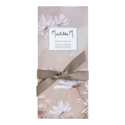 Embalagem de tecido floral com fita bege e etiqueta de perfume Mathilde M.