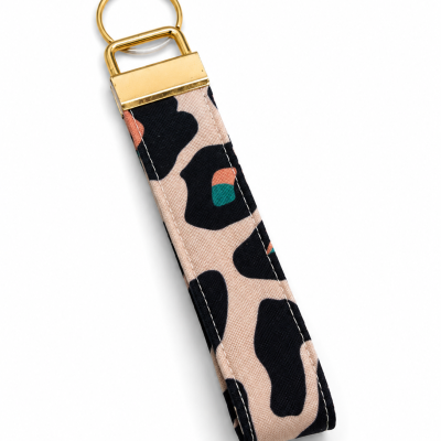 Chaveiro de tecido camuflado com argola dourada