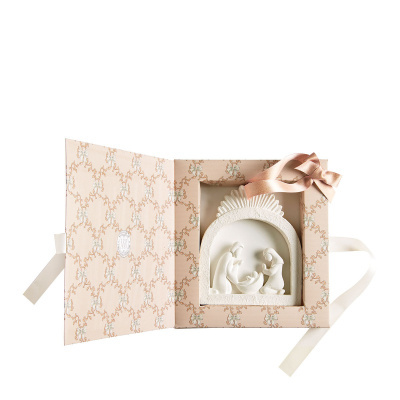 Decoração natividade em porcelana branca com caixa decorativa floral e fita rosa