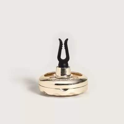 Produto metálico circular com pinça preta em fundo branco