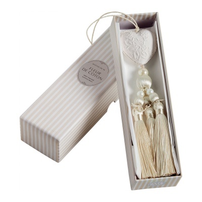 Conjunto decorativo perfumado com coração e borlas em caixa listrada