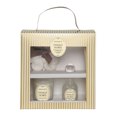 Conjunto de presente com vela, difusor e flores decorativas em caixa riscada dourada