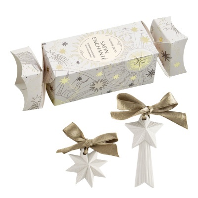 Caixa de presente e estrelas decorativas brancas com fitas douradas