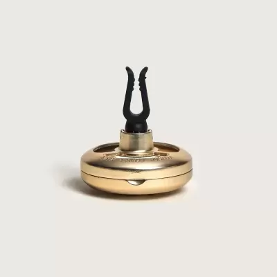 Acendedor de vela dourado com suporte preto em forma de garra